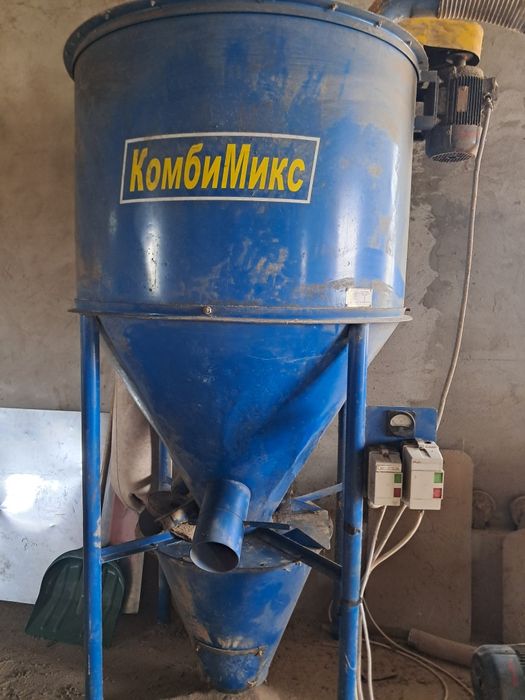 Кормосмеситель.Зернодробилка. Кормозмішувач с дробаркою.Б/У