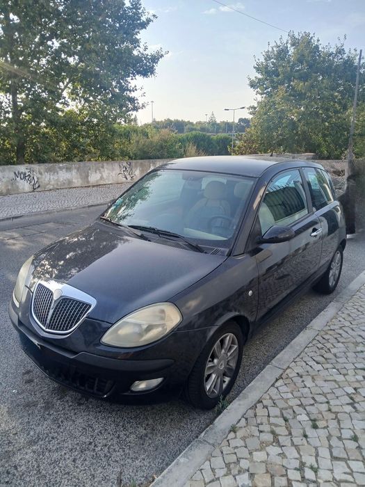 Carro Lancia Ypslon