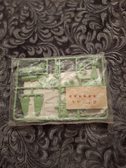 Збірна модель винищувача И 16 тип 24