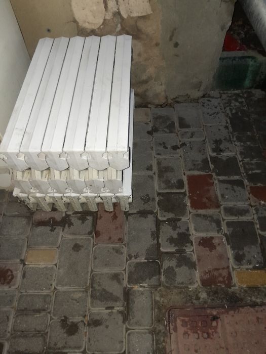 Продам чугуніе радияторі Чехія 2 по 6 1 по 7 19 секцій по 400 г за сек