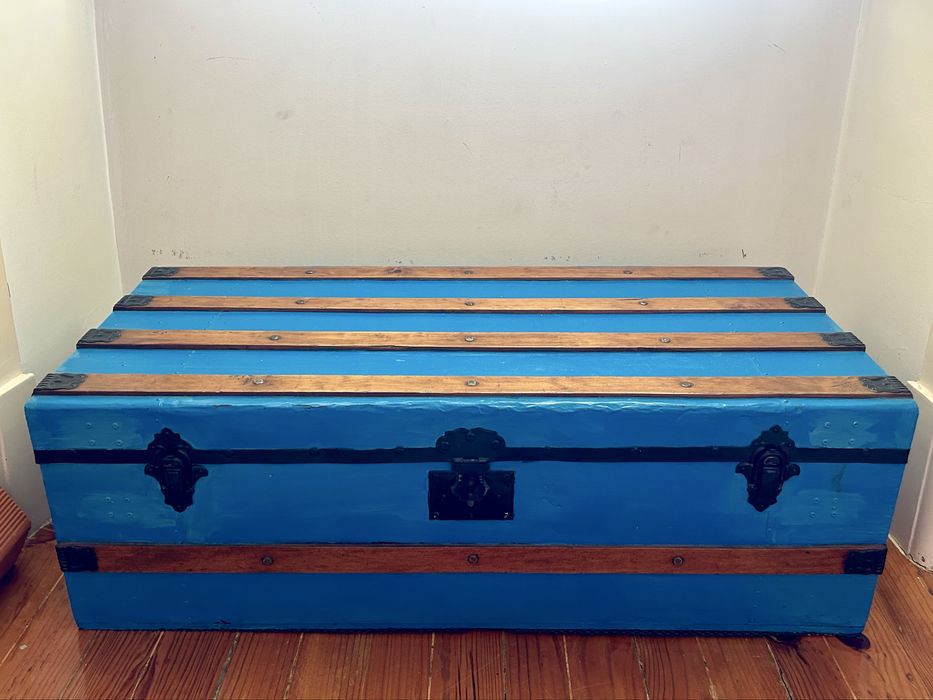 baú vintage de madeira e azul em ótimo estado