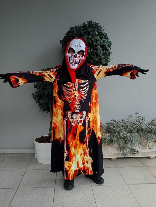 Fantasia Halloween esqueleto em fogo