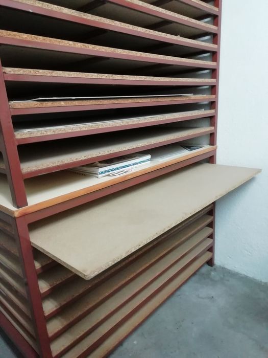 Mesas com prateleiras para papel/cartão etc.
