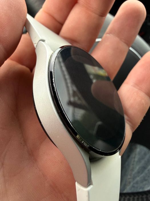 Samsung Galaxy Watch 4, 40mm, колір Silver з білим силіконовим ремінцем