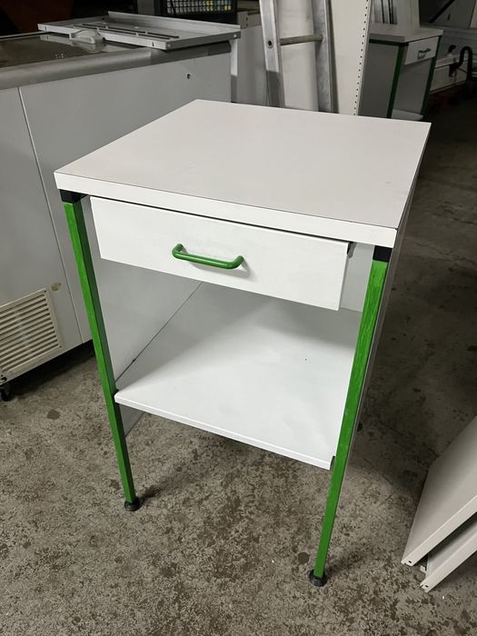 Mesa móvel de apoio em chapa com gaveta MAFIROL