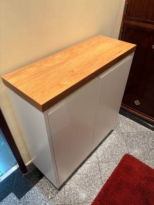 Móvel/aparador feito à medida e praticamente novo sem qualquer marca de uso