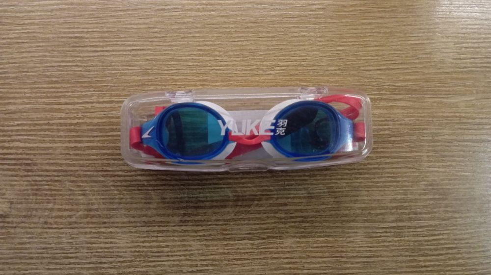 Шапка и очки для плавания