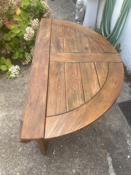 Mesa de madeira com 4 bancos