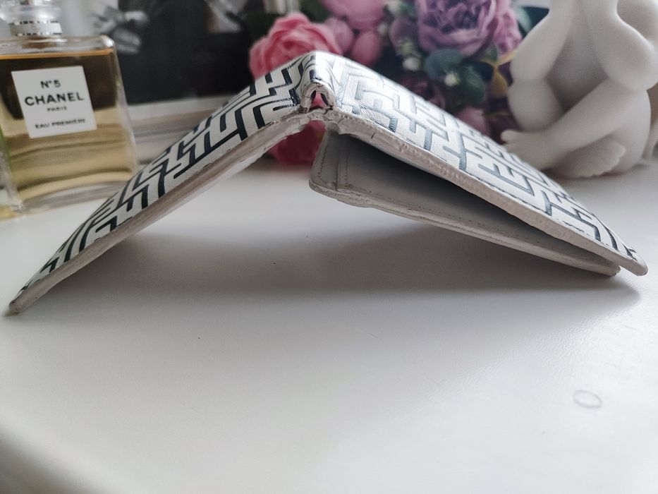 Білий шкіряний гаманець