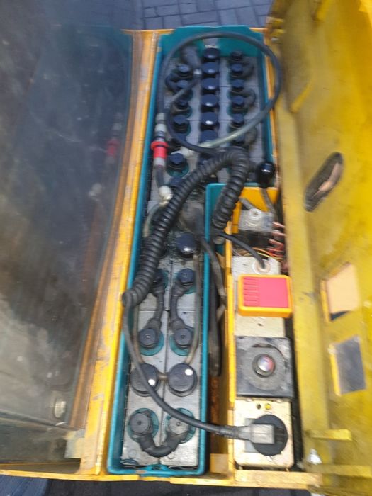 Wózek masztowy elektryczny