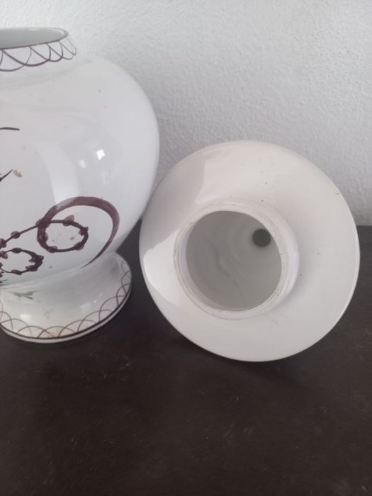 Peça decorativa em  cerâmica vidrada. Pote com tampa