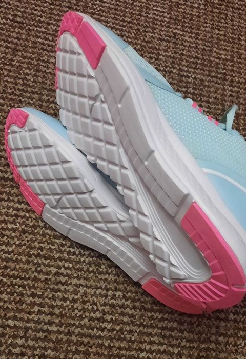 Терміново. Кросівки жіночі нові 39