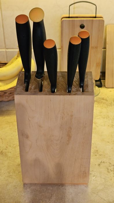 Drewniany stojak na noże.