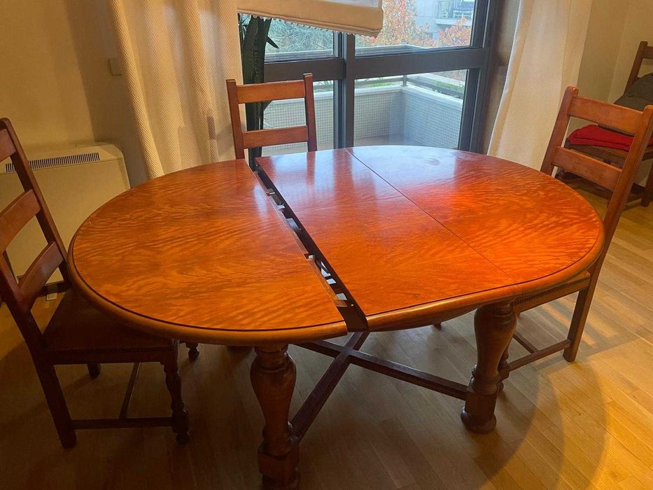 Mesa Extensível e Cadeiras em Madeira Natural de Cerejeira