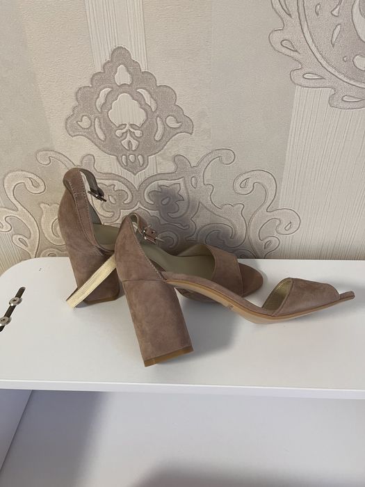 Нові замшеві босоніжки