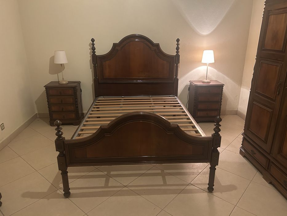 Cama, colchāo, mesa cabeçeira, roupeiro, cómoda e cadeiras