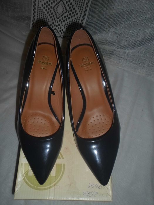 sapatos com tacão fino cor azul  marinho para senhora