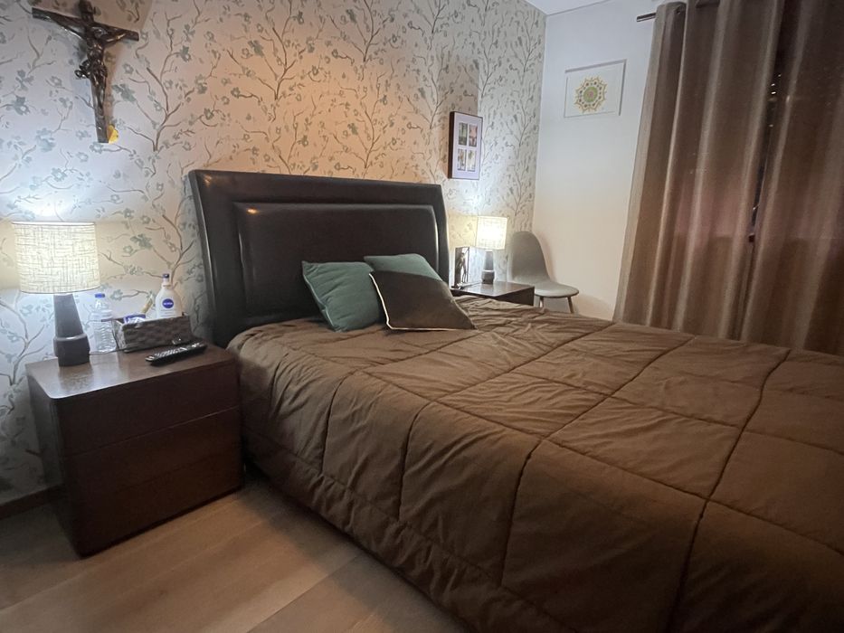 Cama estofada em pele , elevatoria  + colchão