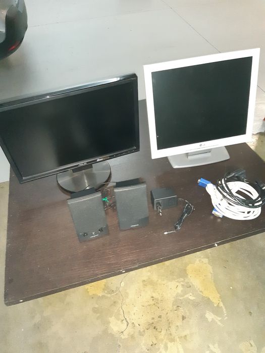 2 - Monitors, Asus and LG, 2 Speakers and a Keyboard64739229262851123