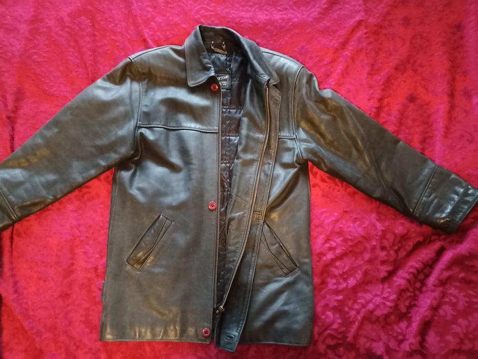 Куртка кожаная. Почти не носил. Состояние новой, ни царапины.