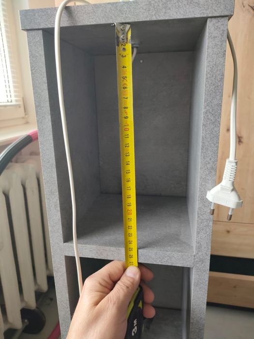 Regał wąski na książki z lampką