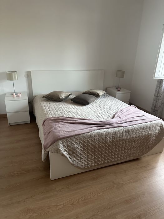 Quarto completo - cama, estrado, colchão, mesas de cabeceira