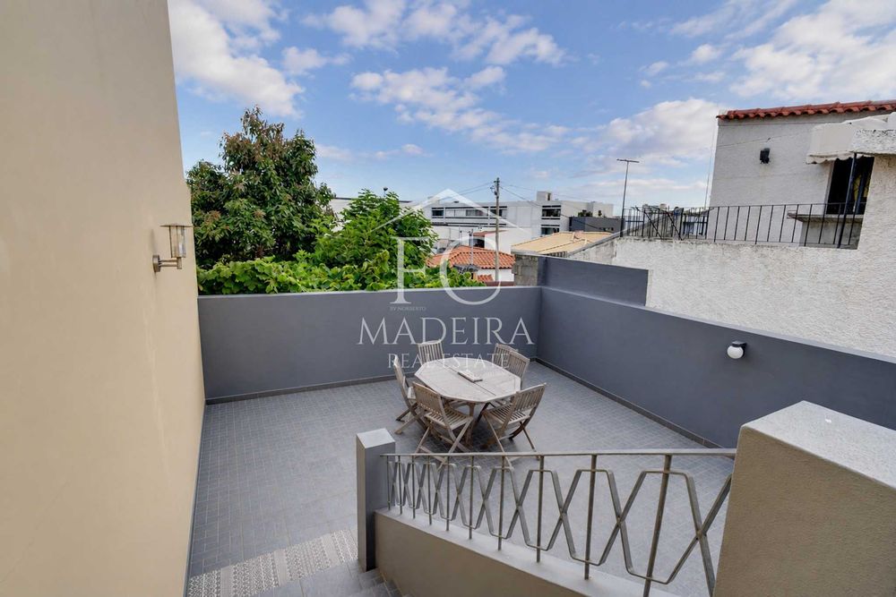 Andar de Moradia T3 com Logradouro Privativo e Estacionamento – Levada do Cavalo, Funchal