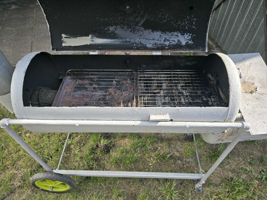 Grill z wędzarką
