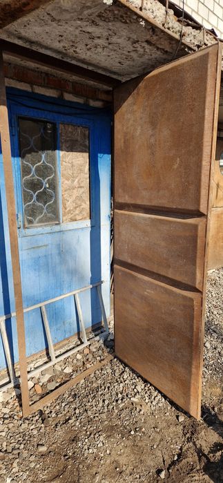 Продам металлическую дверь