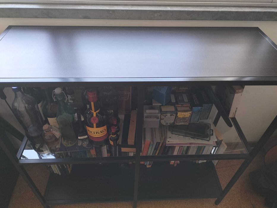 Estante IKEA VITTSJÖ – vidro e metal preto