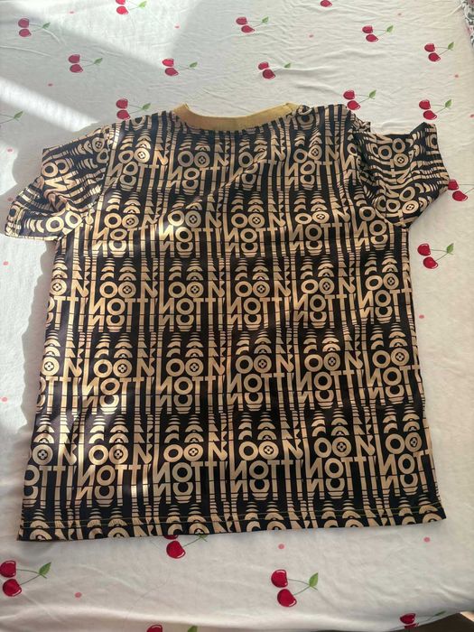 Koszulka z uroczym wzorem.