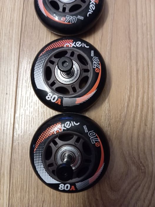 Zestaw kółek do rolek plus dwa hamulce.