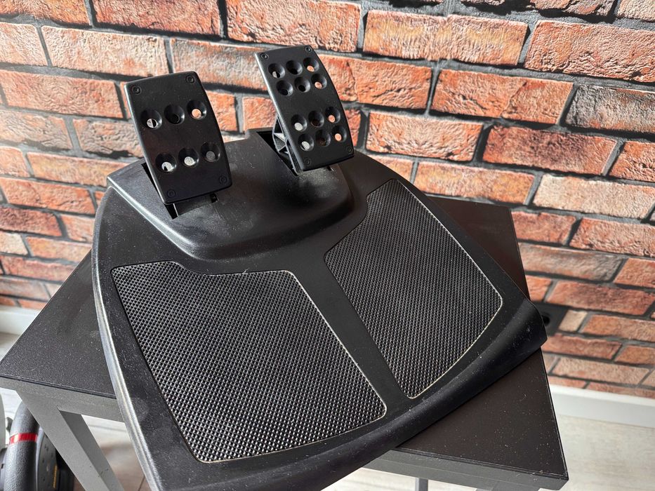 Kierownica Logitech MOMO Racing (Force Feedback)