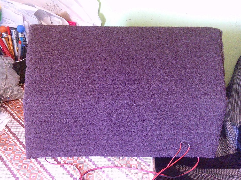 Samochodowy subwoofer, 2 głośniki basowe o średnicy około 18 cm, rezystancja 4 ohm