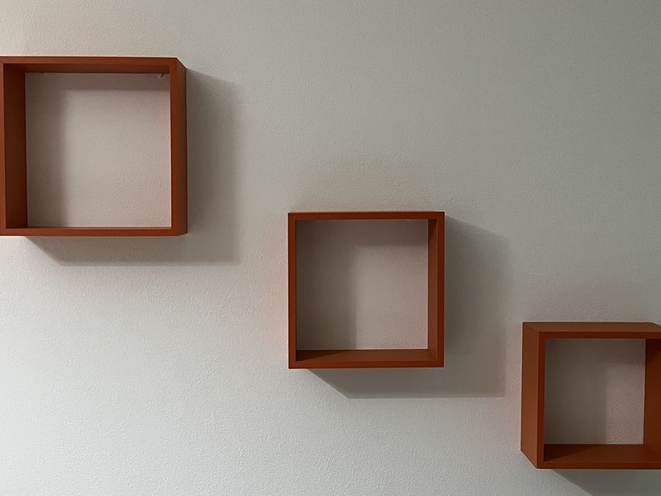 Prateleiras em cubo laranja