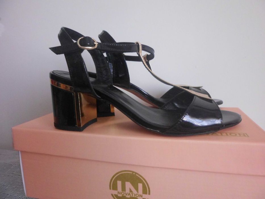 sandálias como novas cor preta e dourada para senhora