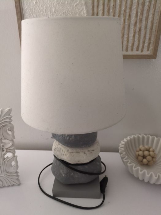 Candeeiro com base a imitar pedra