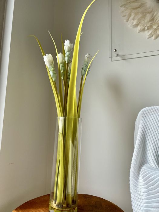 Jarra de vidro com arranjo flores brancas