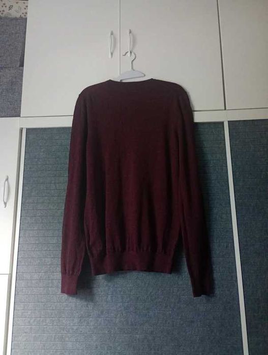 Lekki wełniany sweter w serek