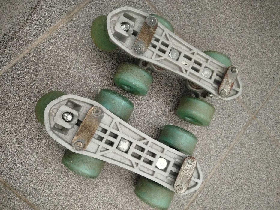 Patins de criança, adaptáveis a sapatilhas.