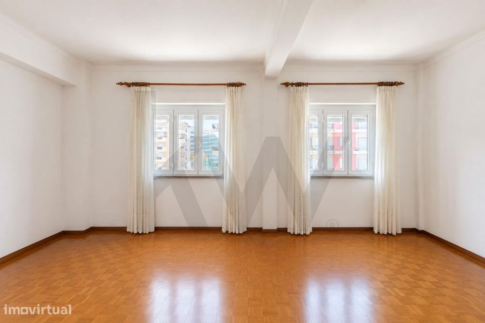 T2+1 com 100 m2 junto à Praça de Touros, em Santarém
