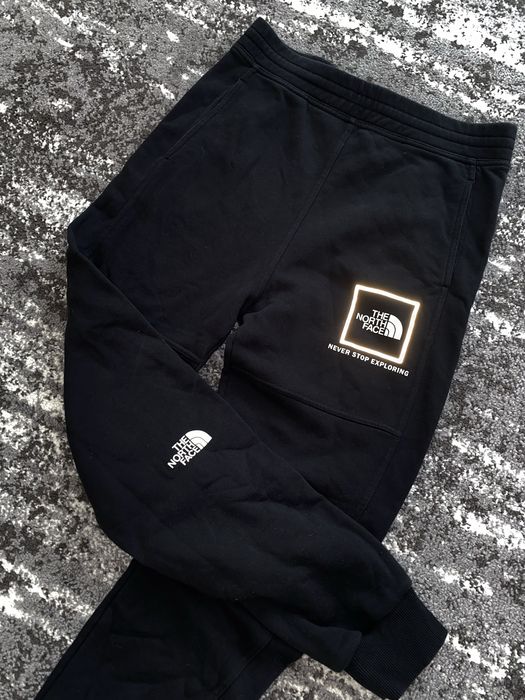 Штани The North Face чорного кольору С розмір