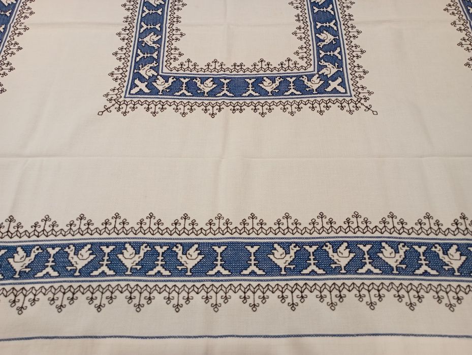 Toalha de mesa bordado à mão em ponto cruz