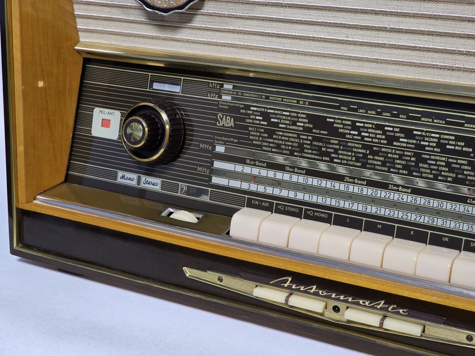 Rádio antigo reparado SABA