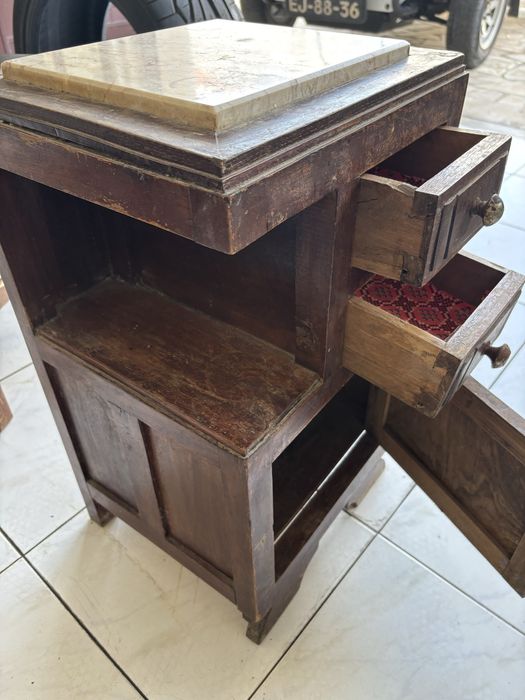 Mesa de cabeceira antiga