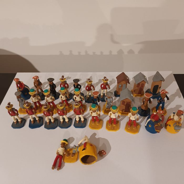 Peças xadrez antigas em argila pintadas à mão