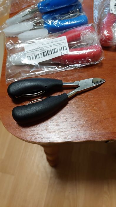 Большие кусачки для ногтей.