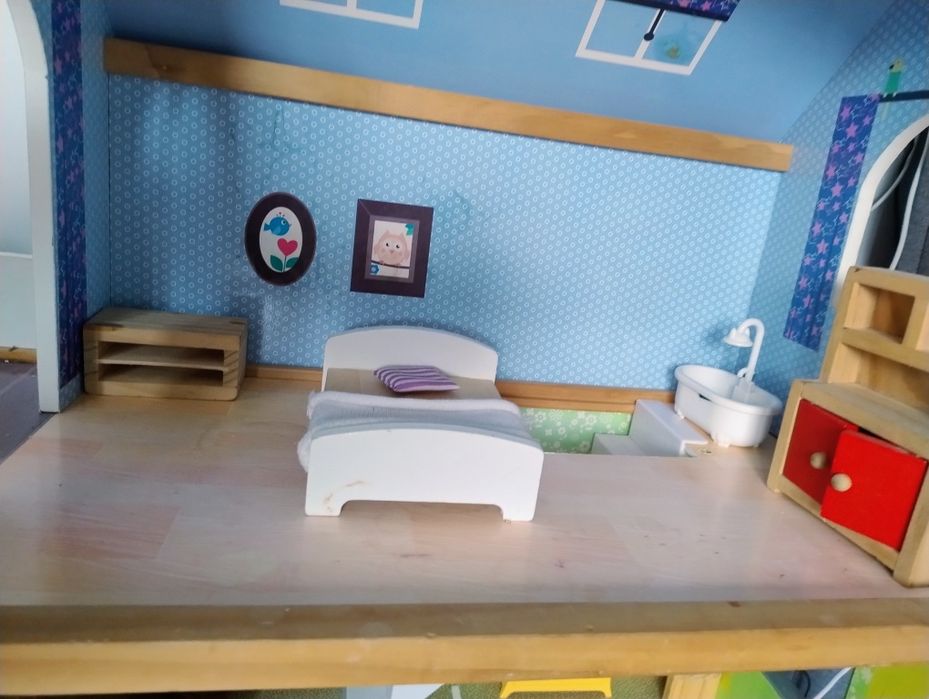 Domek drewniany z mebelkami drewnianymi i windą