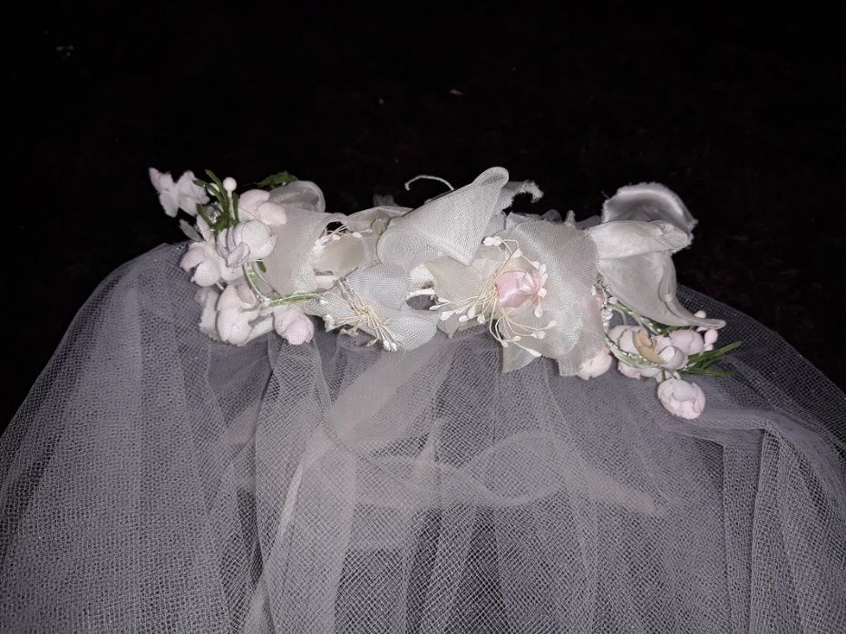 Biały welon z ozdobą