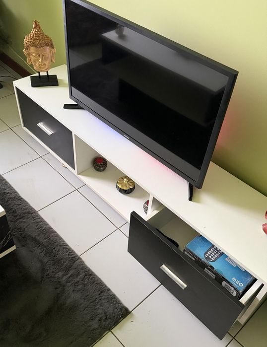 Movel para TV branco e preto